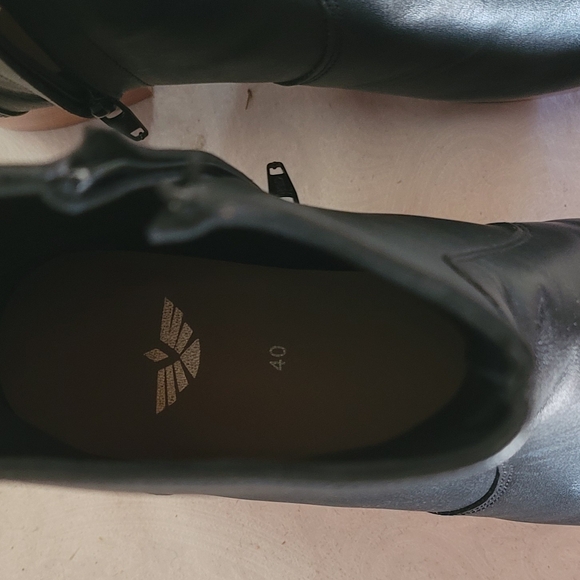 Chic Black Leather Heeled Boots - Picture 3 of 6